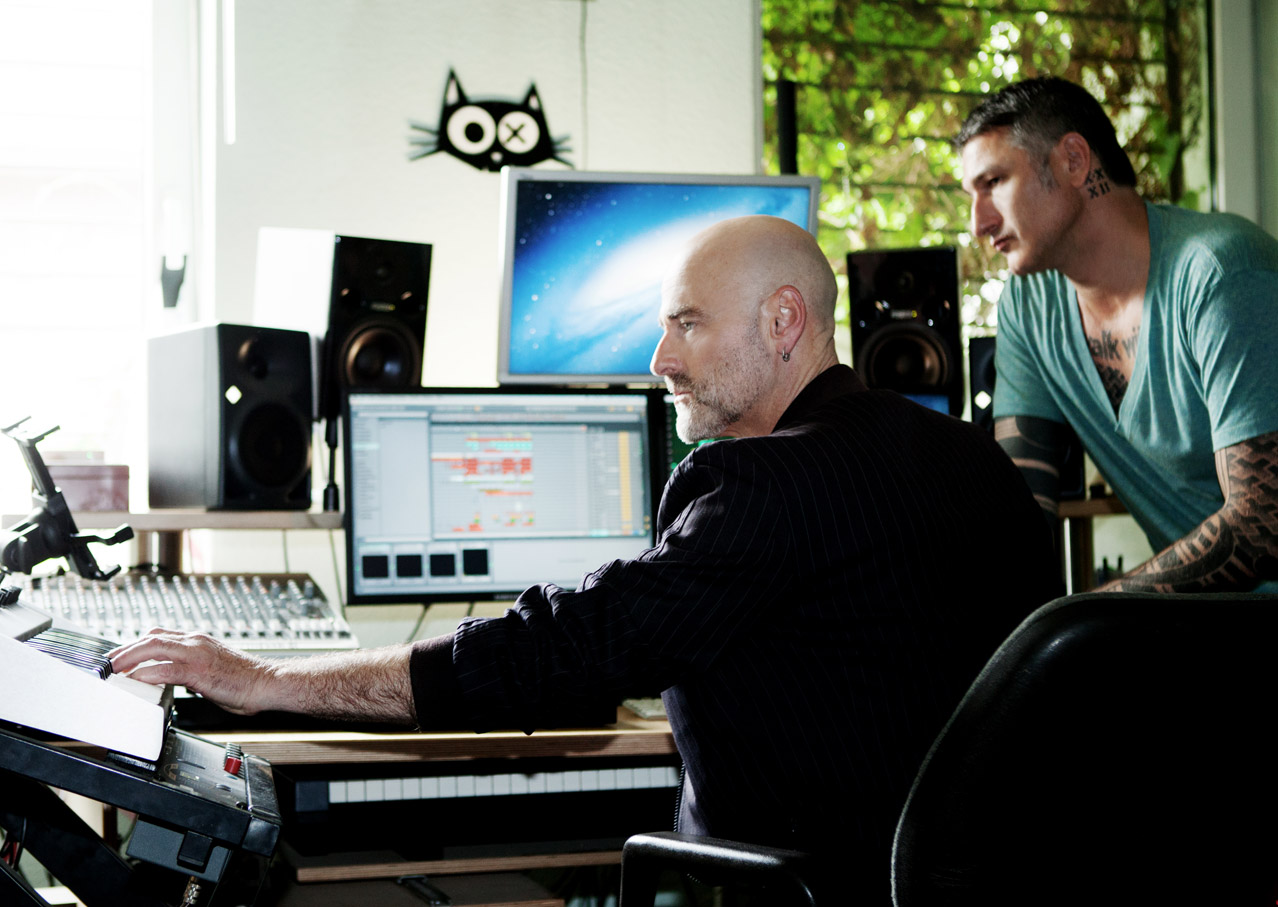 Martin Dahl & Mike Hermann arbeiten im Studio. (Bild)